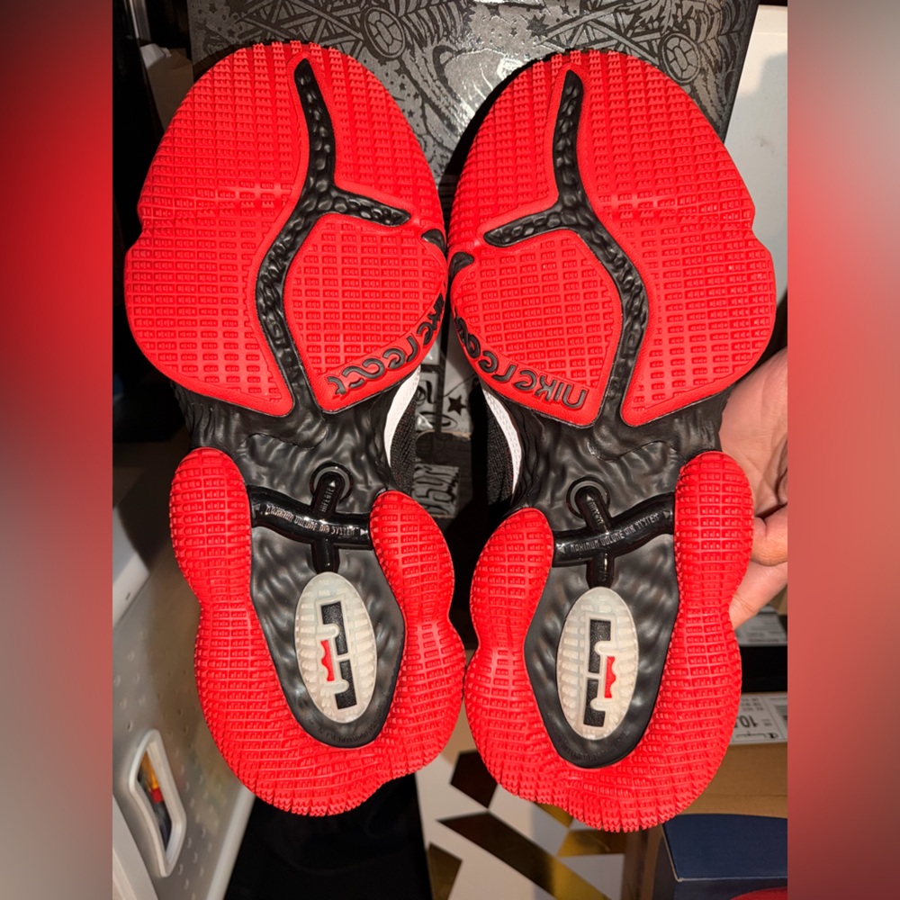 Nike LeBron 19 Low Shoes - Picture 4 of 5